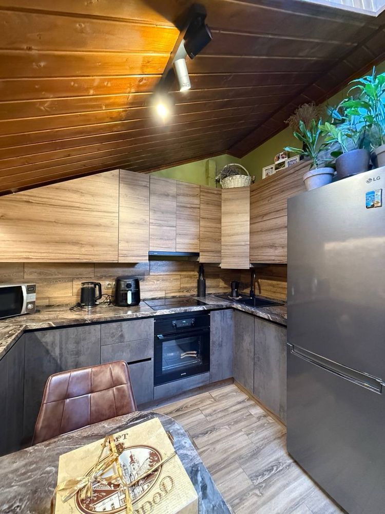 Stylish Attic Apartment with High Ceilings in University Complex