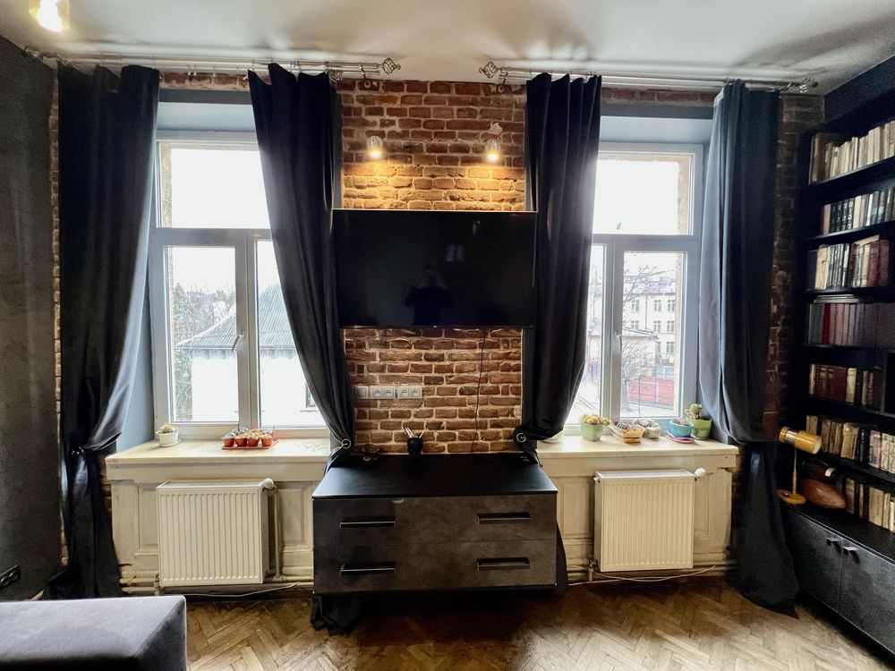 2-Room Apartment near Lviv Polytechnic with High Ceilings and Balcony
