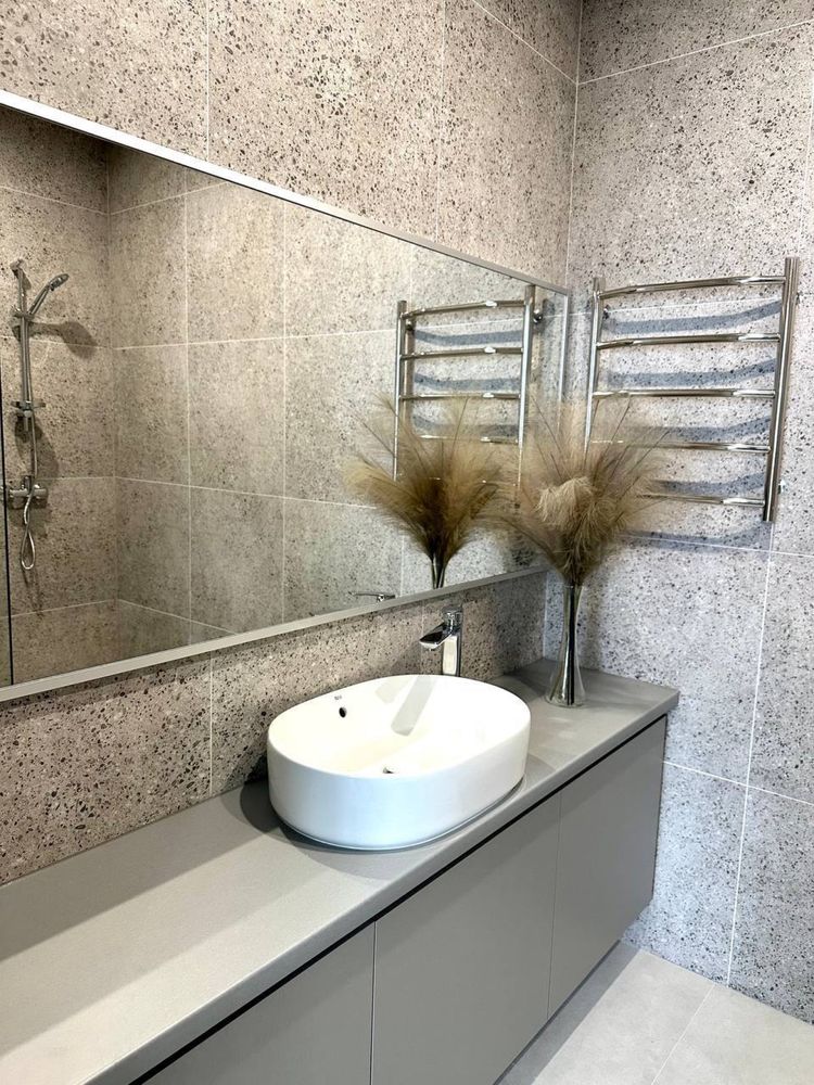 Modern Studio with Walk-in Closet Near Center