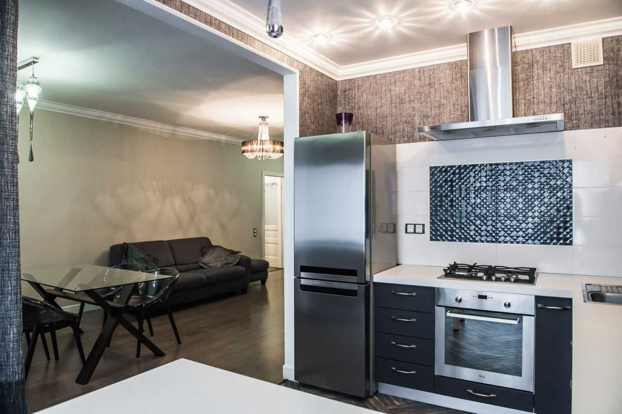 3-Room Apartment in Center, Designer Renovation, Near Metro