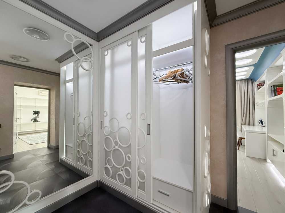 Spacious 3-Room Apartment in Kyiv's Pechersk District