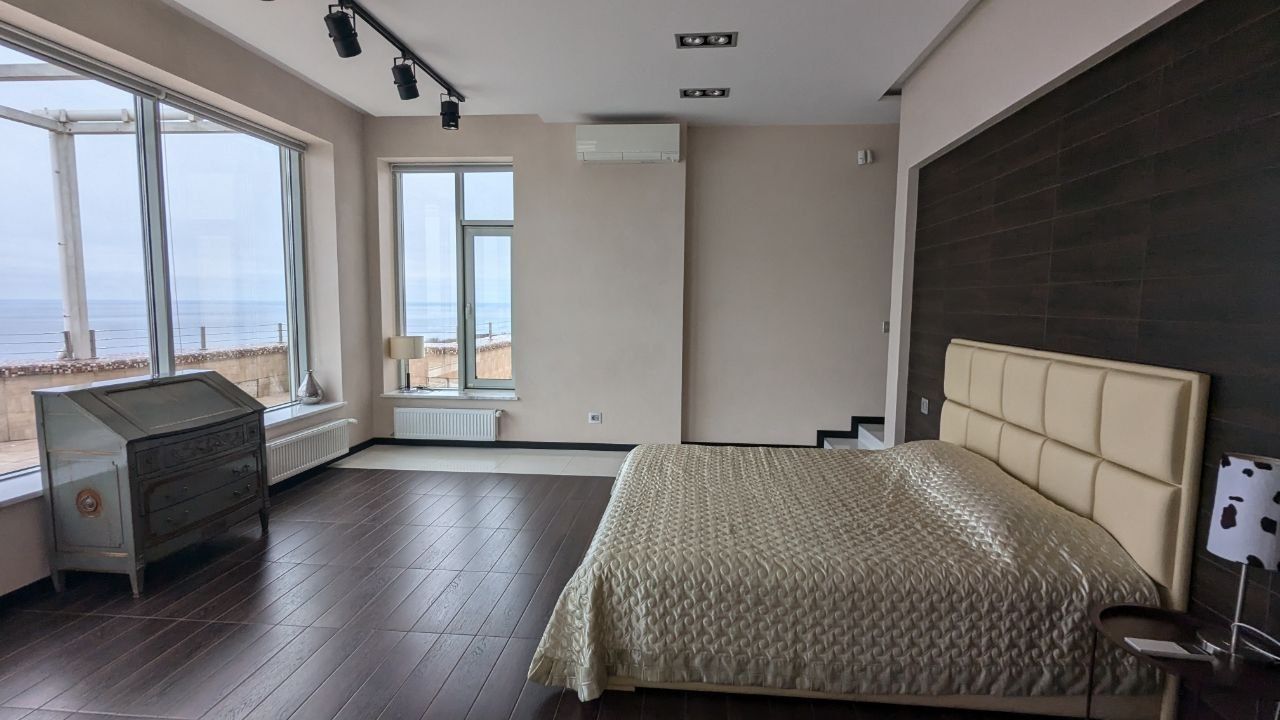 Spacious Apartment with Sea View at French Boulevard
