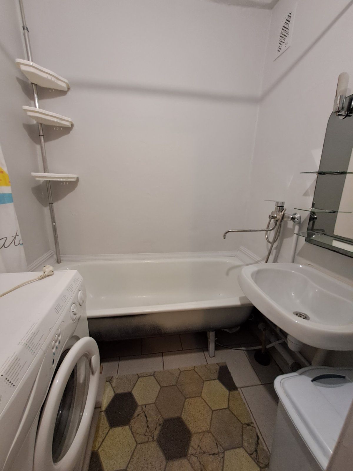 Spacious 2-Bedroom Apartment Near Boryspilska Metro