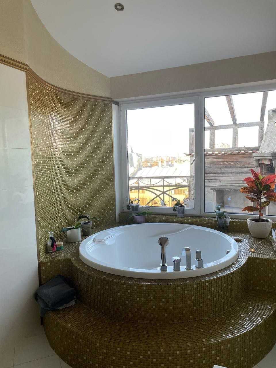 Two-Level Designer Apartment with Terrace Near Park