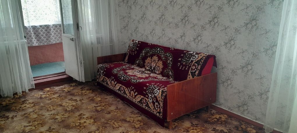 1-Room Apartment near School 24, Hot Water Available, Comfortable Sofa