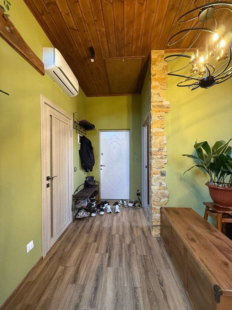 Stylish Attic Apartment with High Ceilings in University Complex