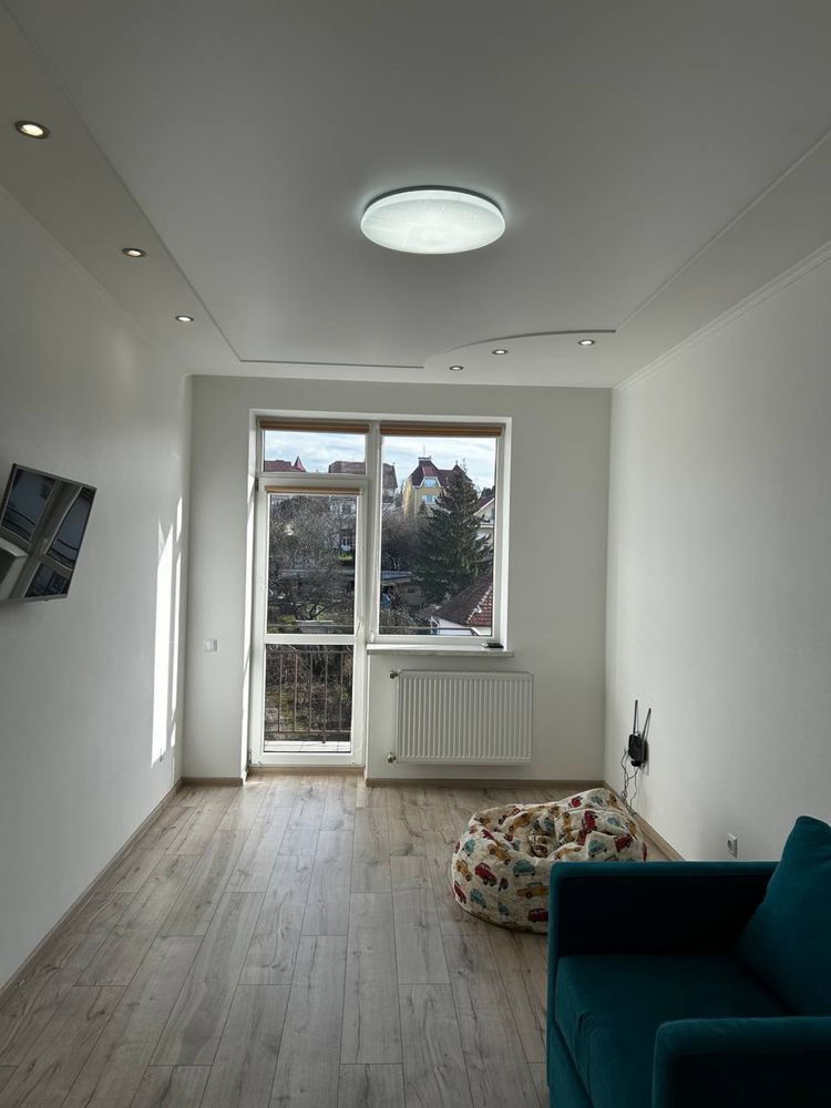Modern Spacious Apartment Near City Center with Parking