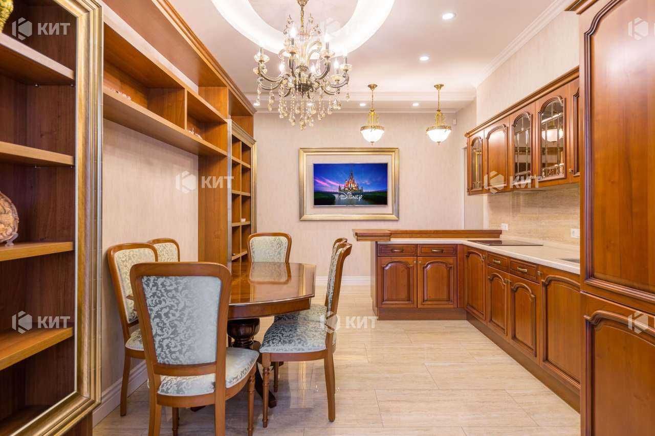 Spacious 2-bedroom apartment in prime location near historical museum