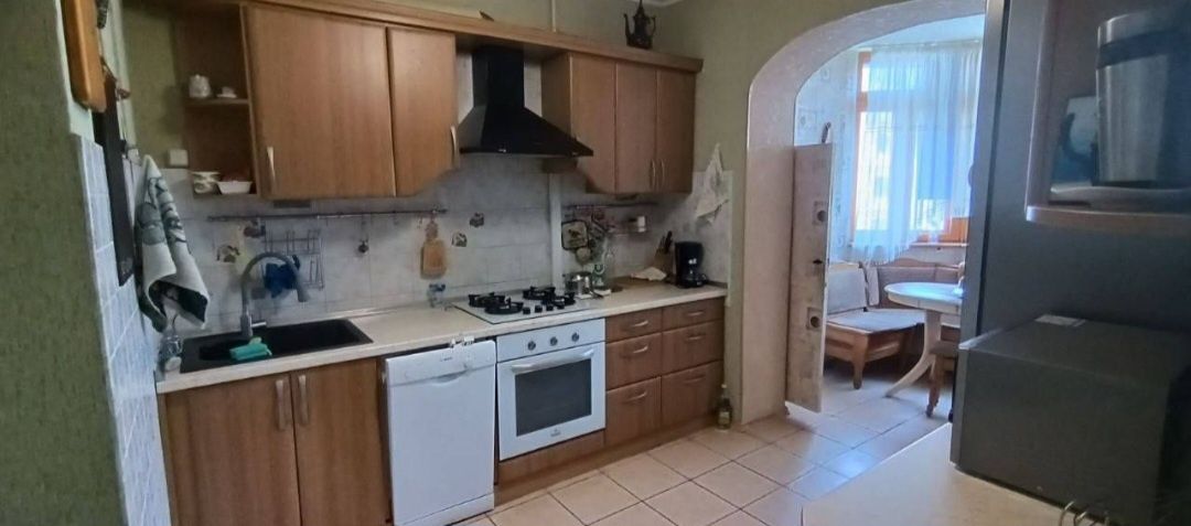 3-Room Apartment with Modern Renovation in Closed Yard Complex