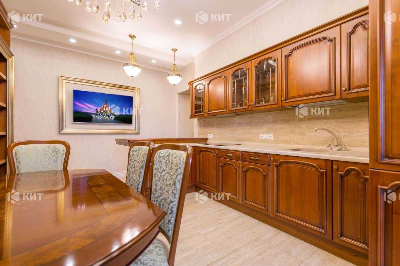 Spacious 2-bedroom apartment in prime location near historical museum