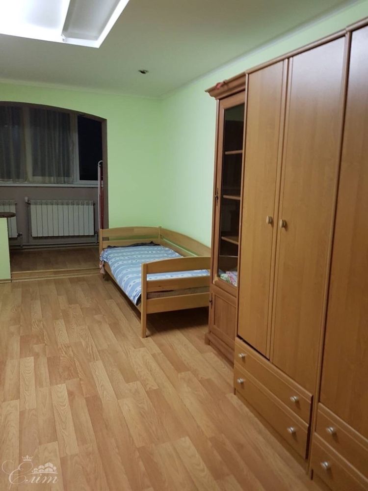 Spacious 3-room apartment on Dovzhenko Street