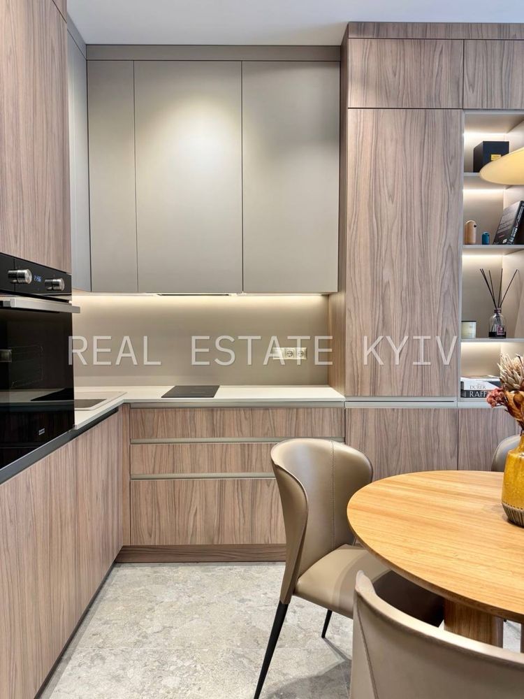 VIP 2-Room Apartment in Novopecherskie Lipki Complex
