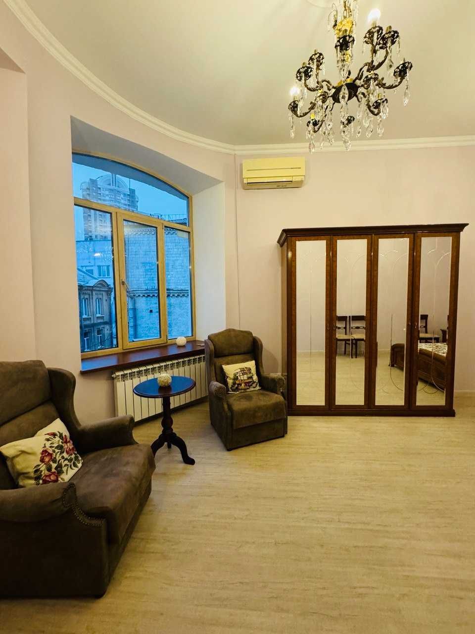 Two-room apartment in Shevchenkivskyi district, classic style, fully furnished