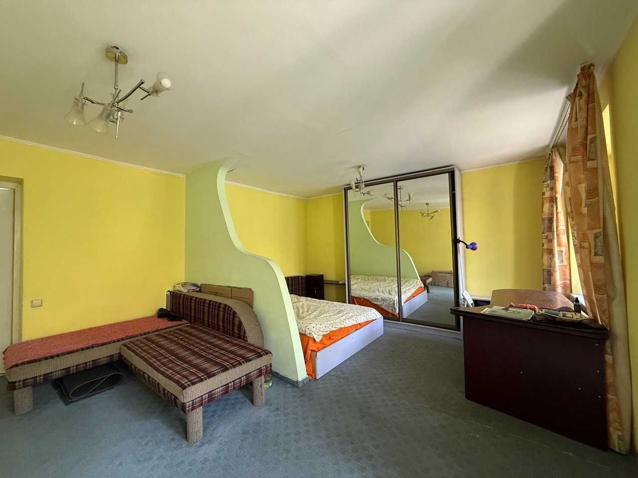 Spacious 2-Room Apartment on Pasichna Street with Park View