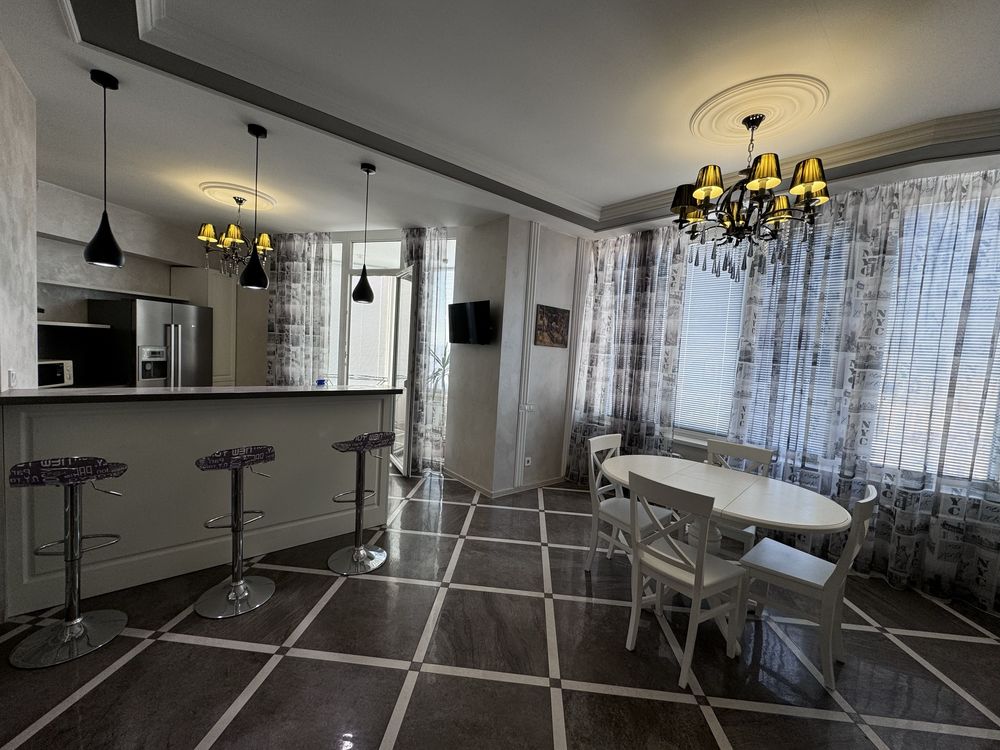 Luxurious 3-Bedroom Designer Apartment Near Metro