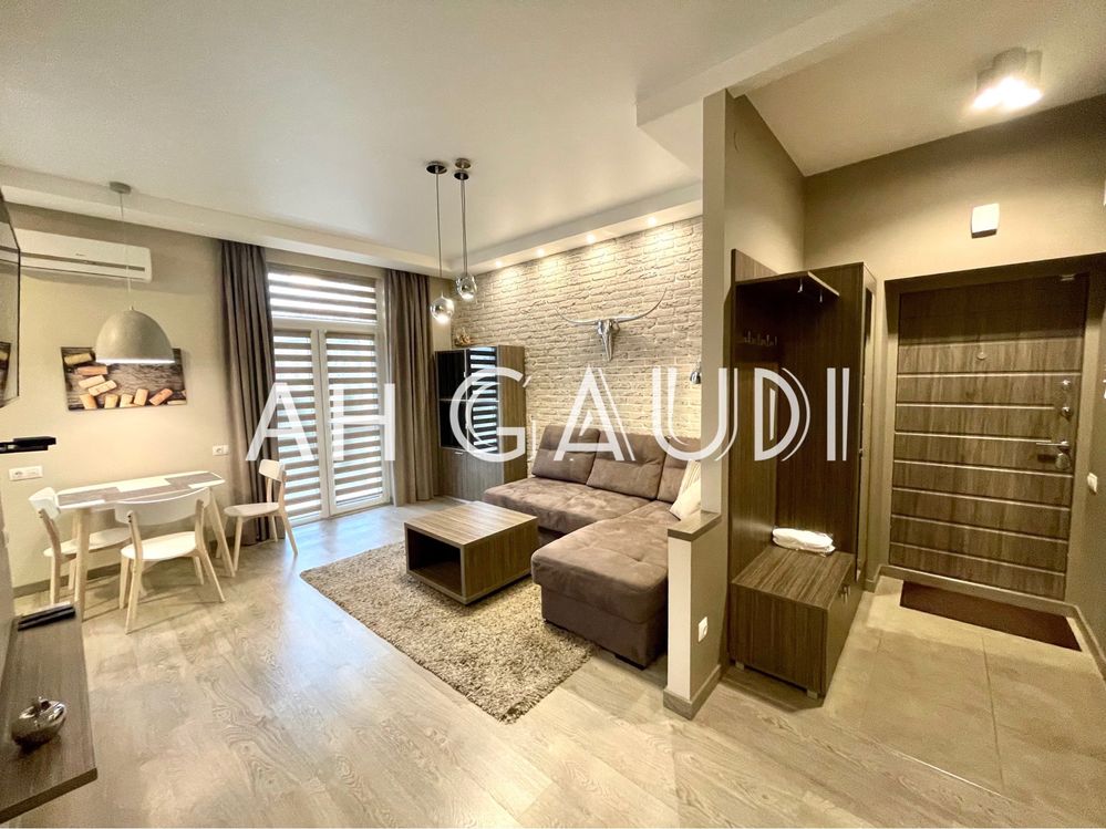 Cozy Furnished Apartment in City Center with Park View