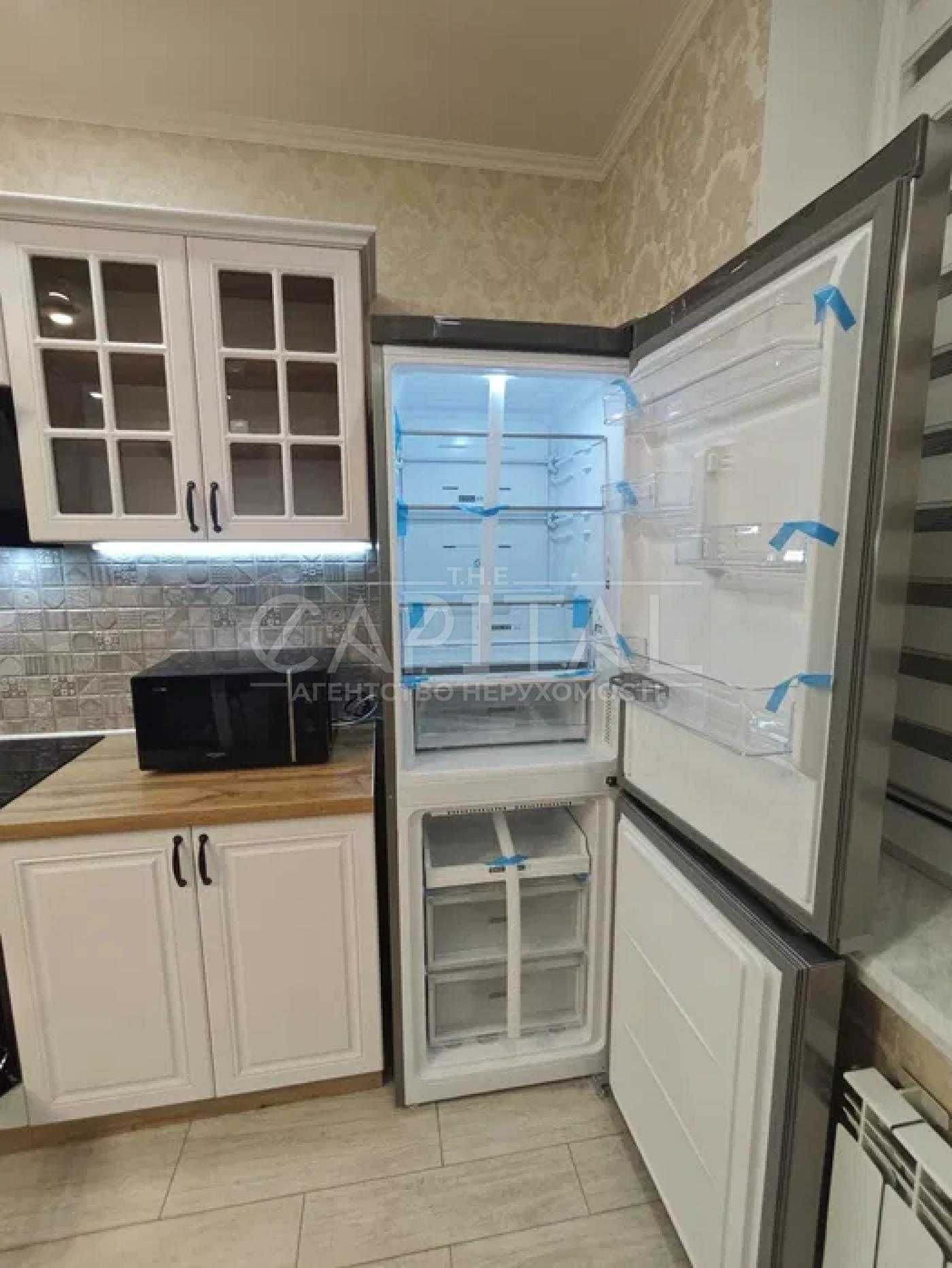 Spacious 3-Room Apartment with Lake View near Metro