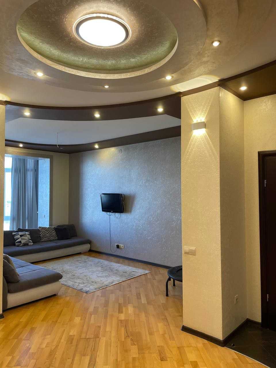 Two-Level Designer Apartment with Terrace Near Park