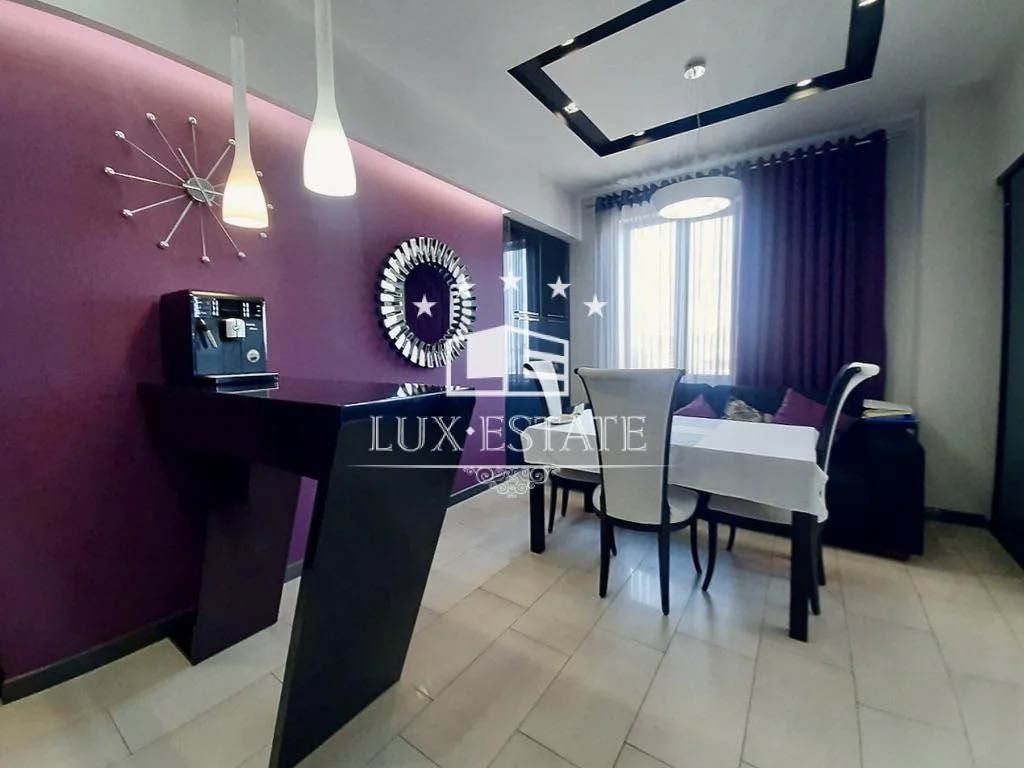Spacious Premium Apartment in City Center with Designer Renovation