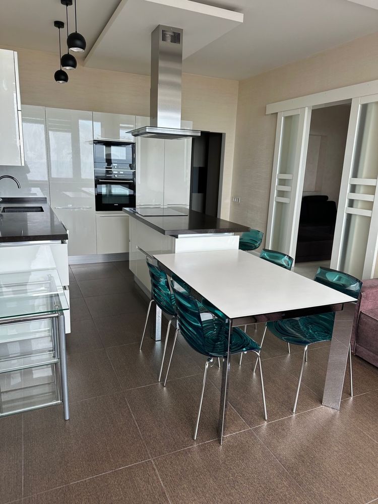 3-Bedroom Apartment in Ruslан i Ludmila Complex with Sea View