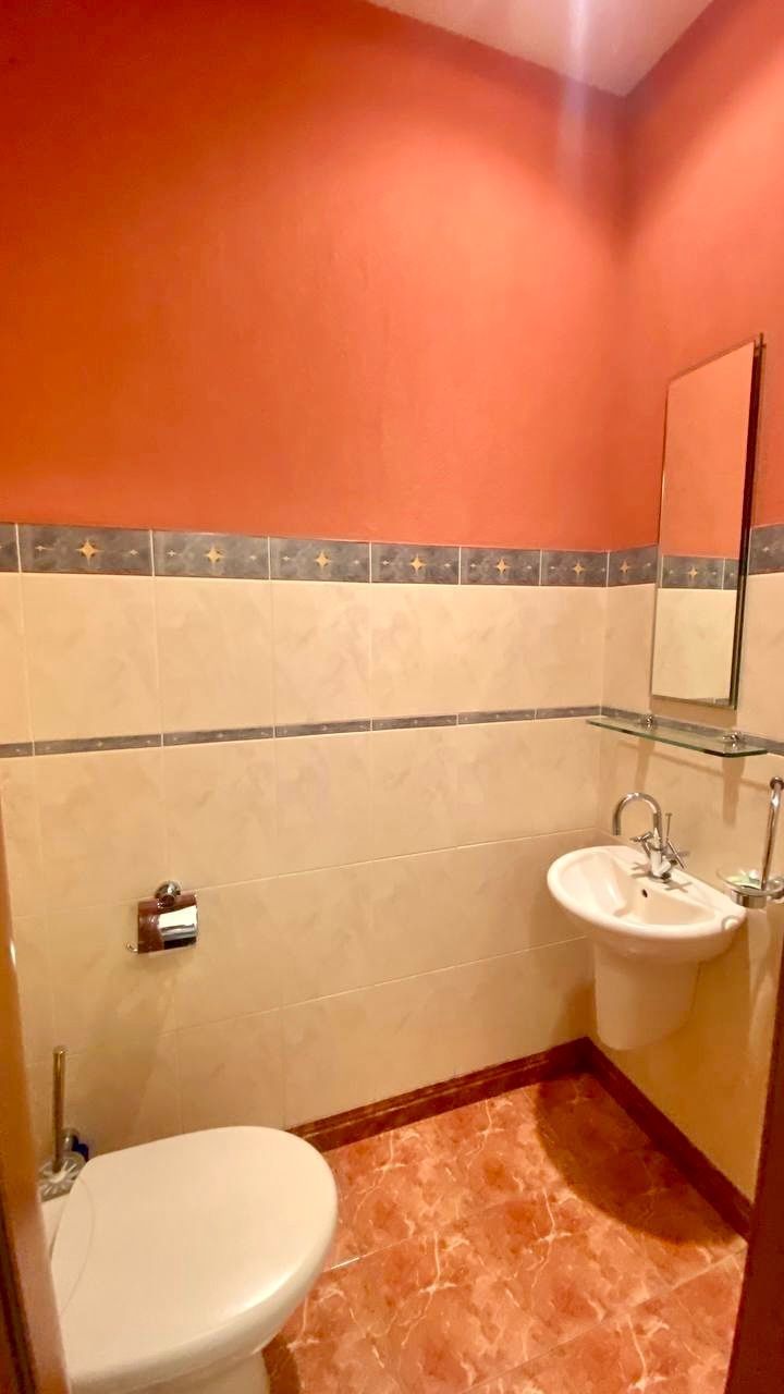 Spacious 3-room apartment in city center near Arsenalna metro