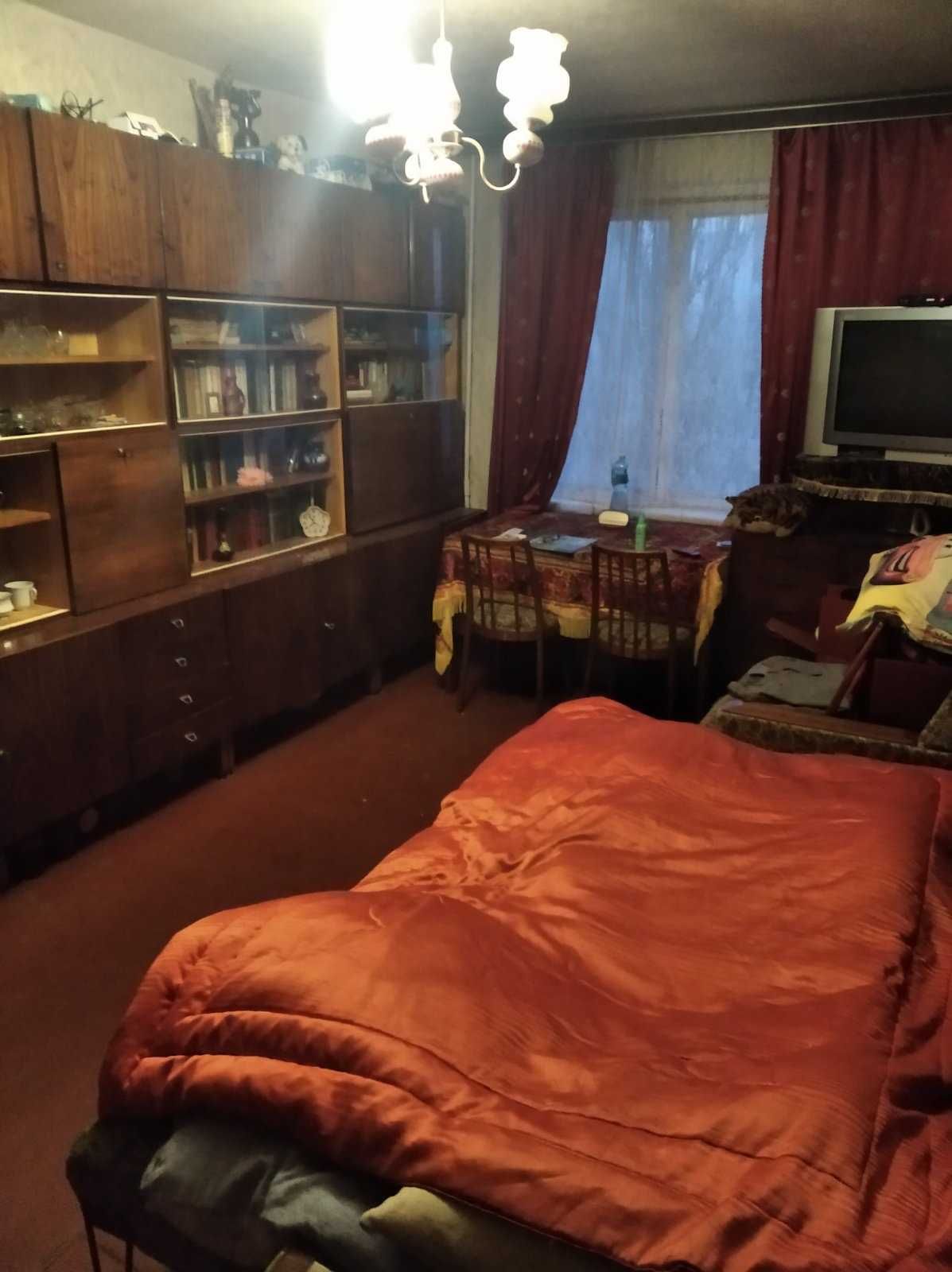 2-Room Apartment in Svyatoshin District near April Shopping Center