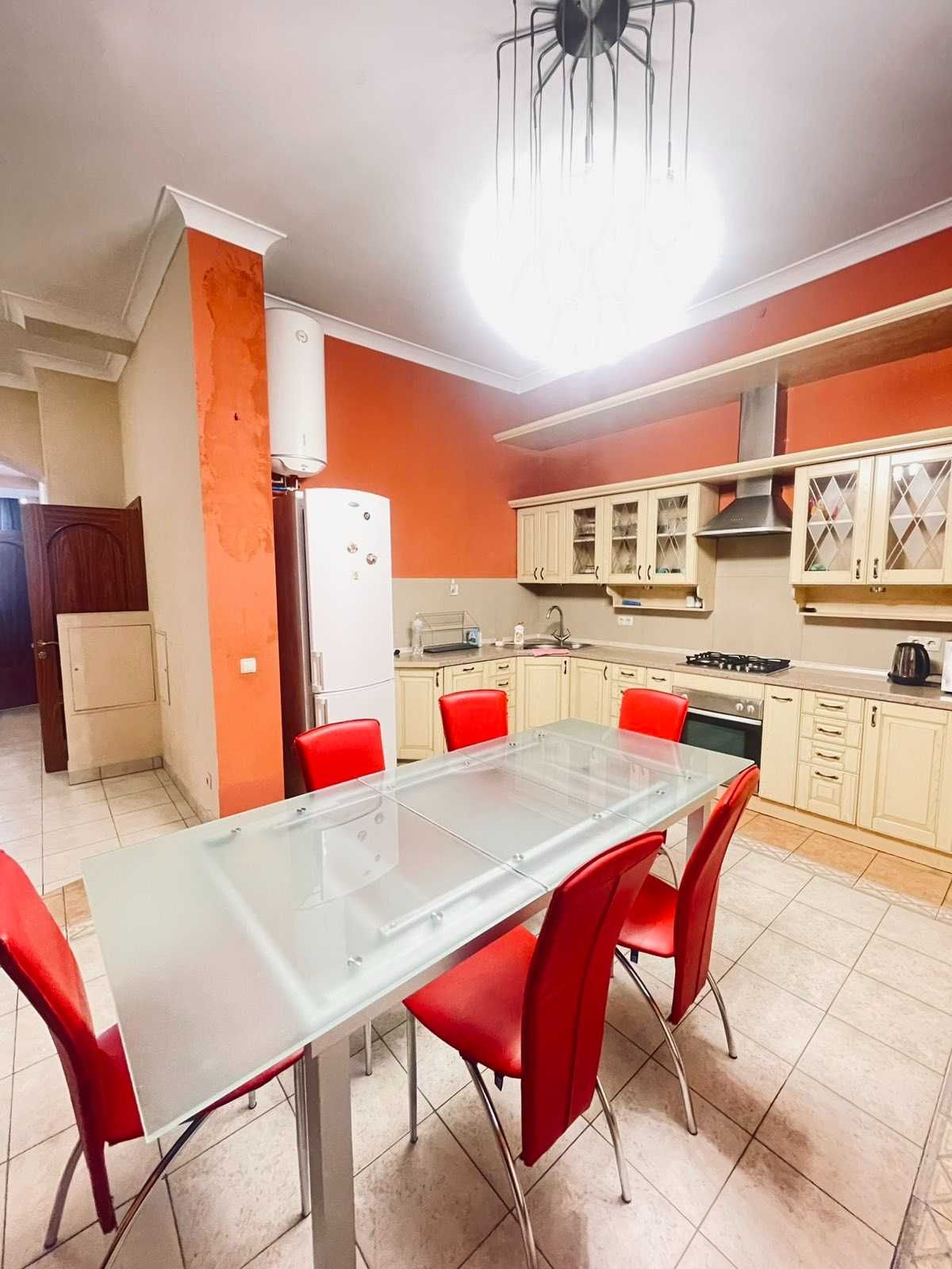 Spacious 3-Room Apartment in City Center with Designer Renovation