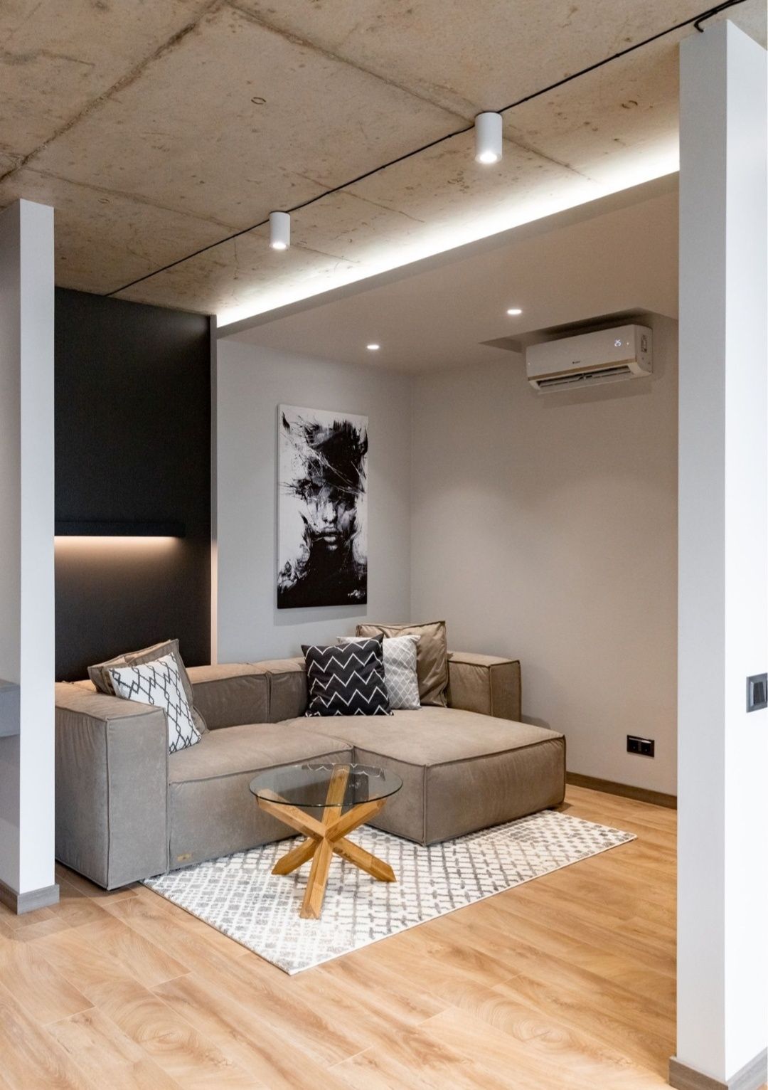 Stylish 1.5 Room Apartment with Designer Interior in Main House Complex
