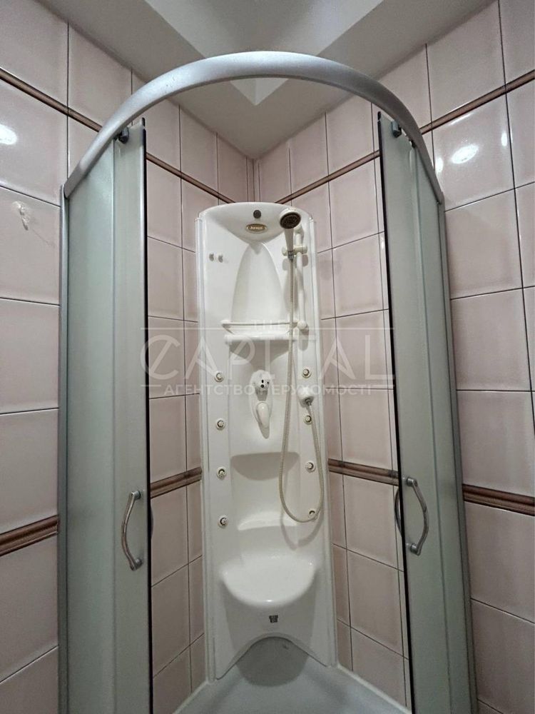 Spacious 4-Room Apartment near Zvyrynetska Metro in Pechersk District