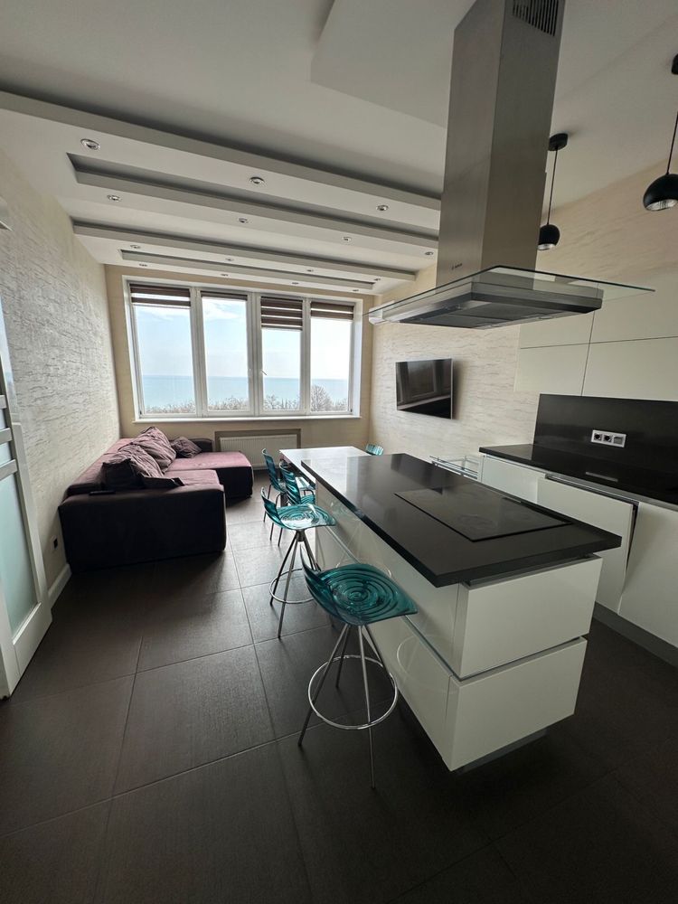 3-Bedroom Apartment in Ruslан i Ludmila Complex with Sea View
