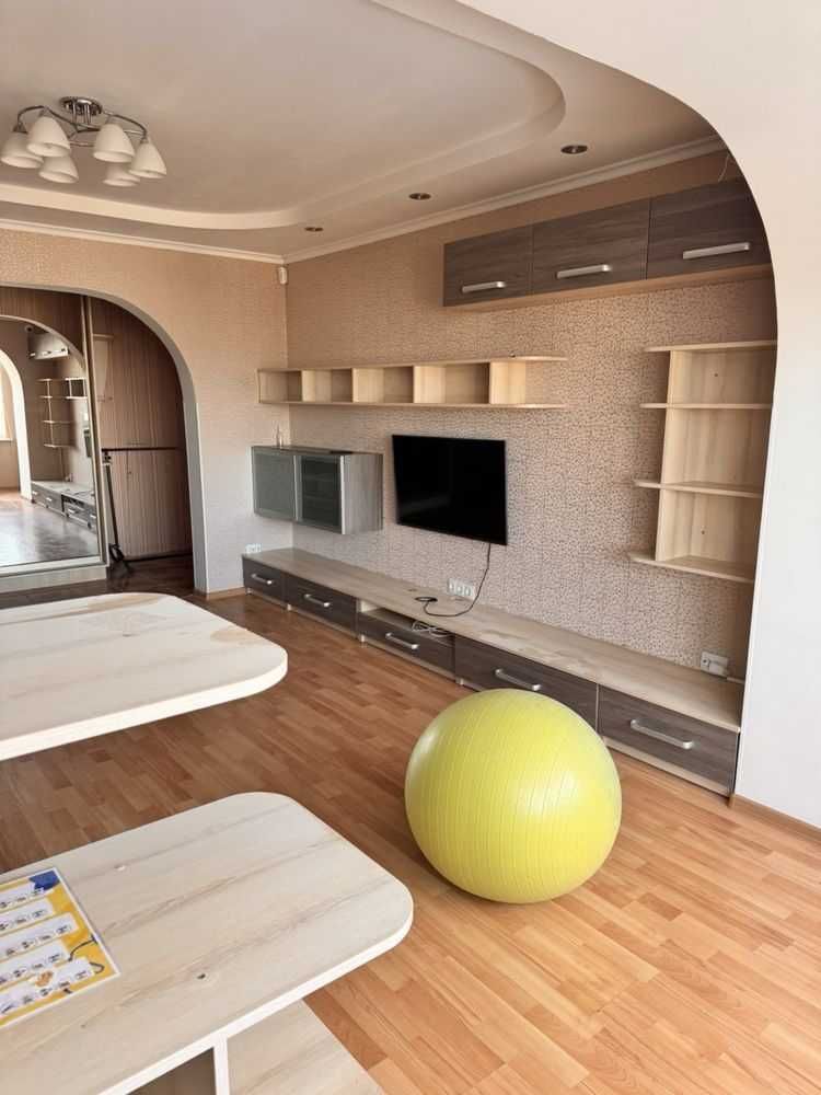 3-Room Apartment with Euro Renovation on Yaroshynska Street