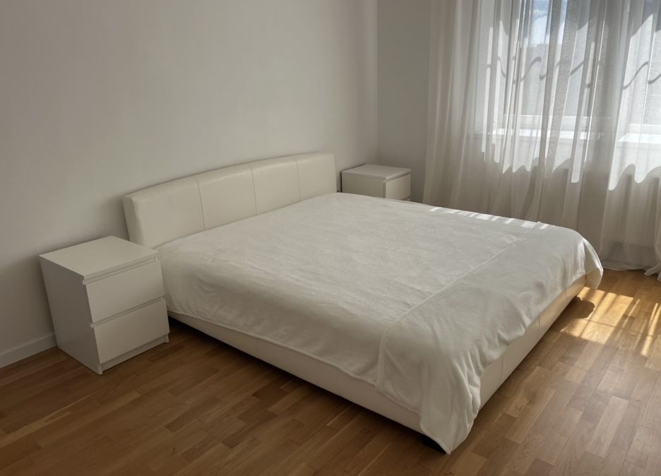 2-Room Apartment with Underground Parking near Southern Market