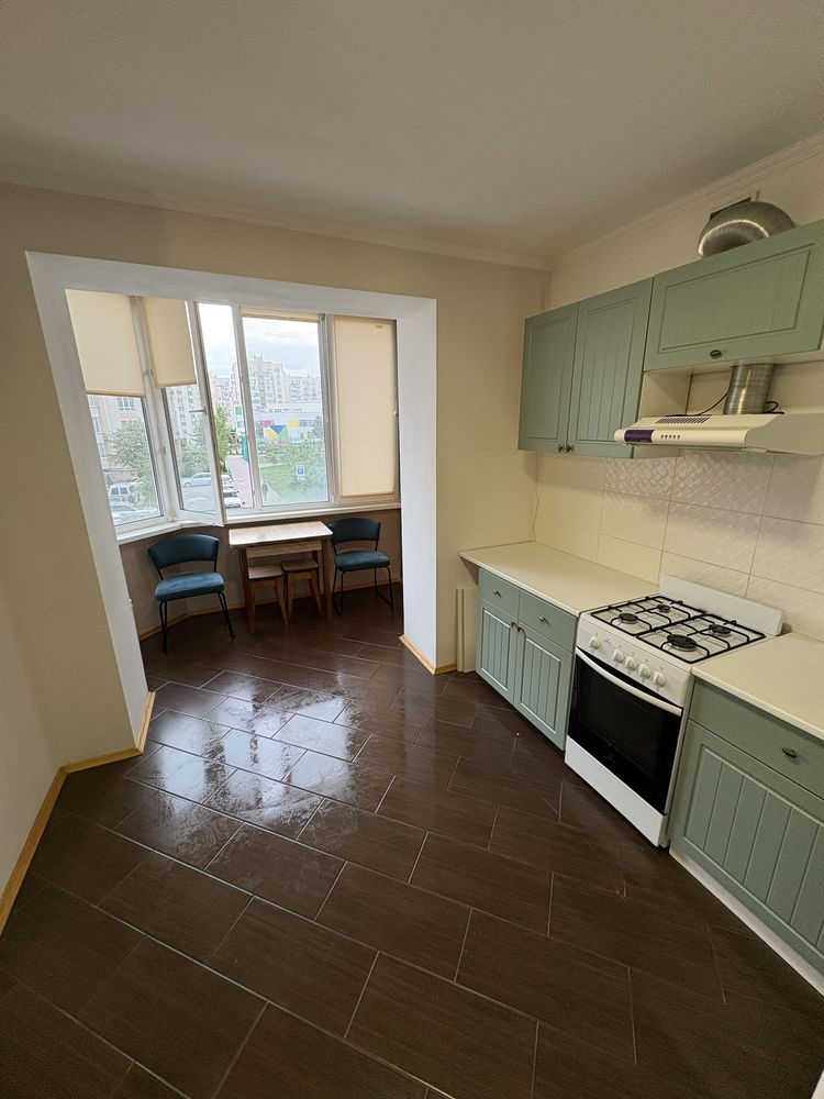 1-Room Apartment in Petrivsky Quarter, Brick Building, 2nd Floor