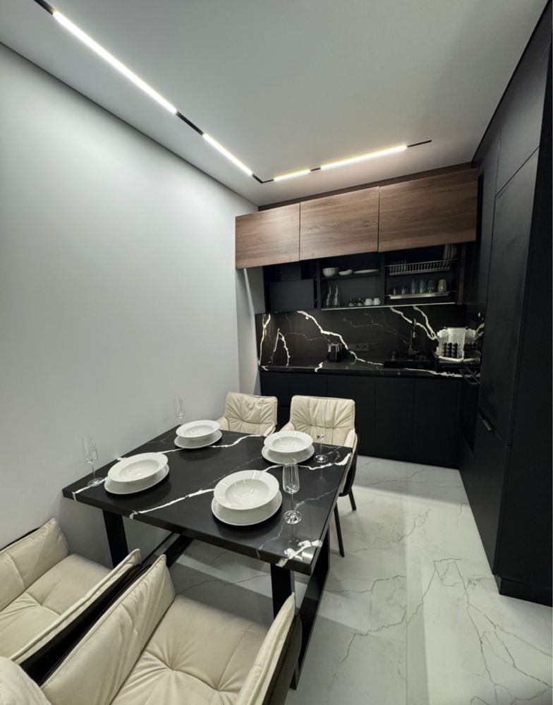 Designer 3-Bedroom Apartment with Panoramic Lake and City View
