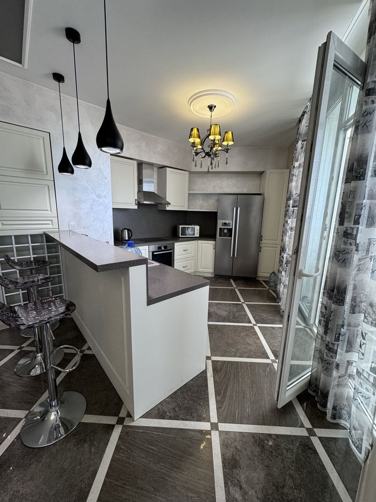 Luxurious 3-Bedroom Designer Apartment Near Metro