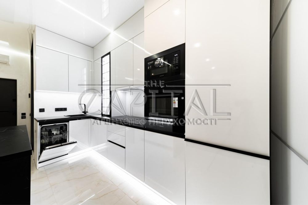 Modern Designer Apartment in Delmar Complex