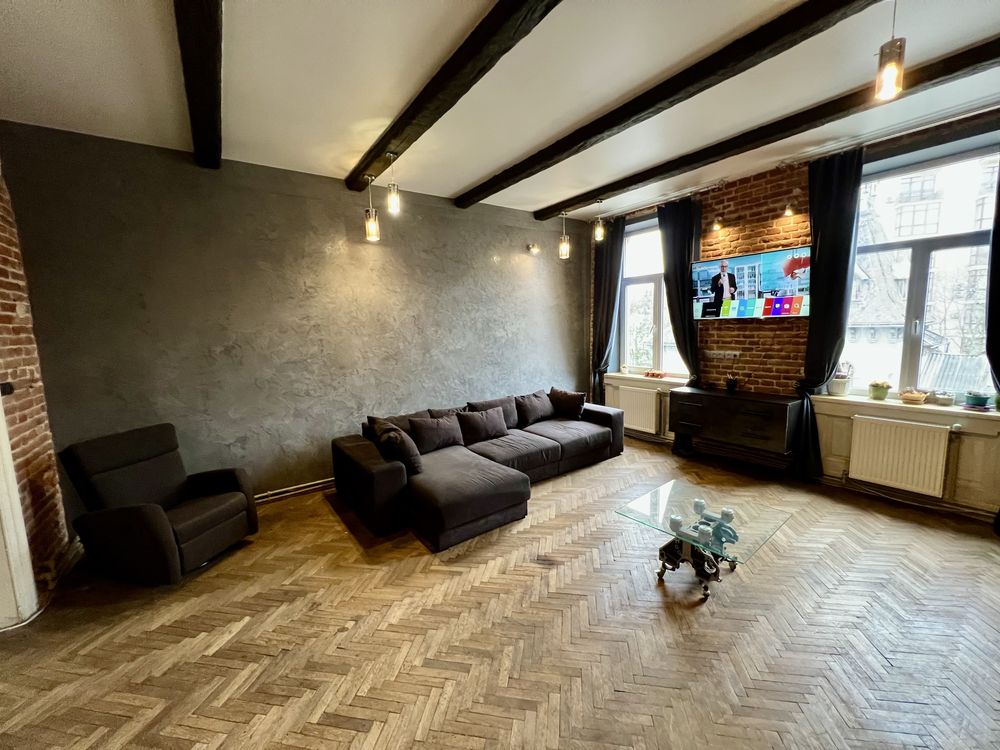 2-Room Apartment near Lviv Polytechnic with High Ceilings and Balcony