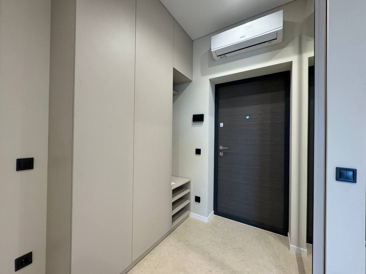 New Modern 1-Bedroom Apartment in Crystal Complex