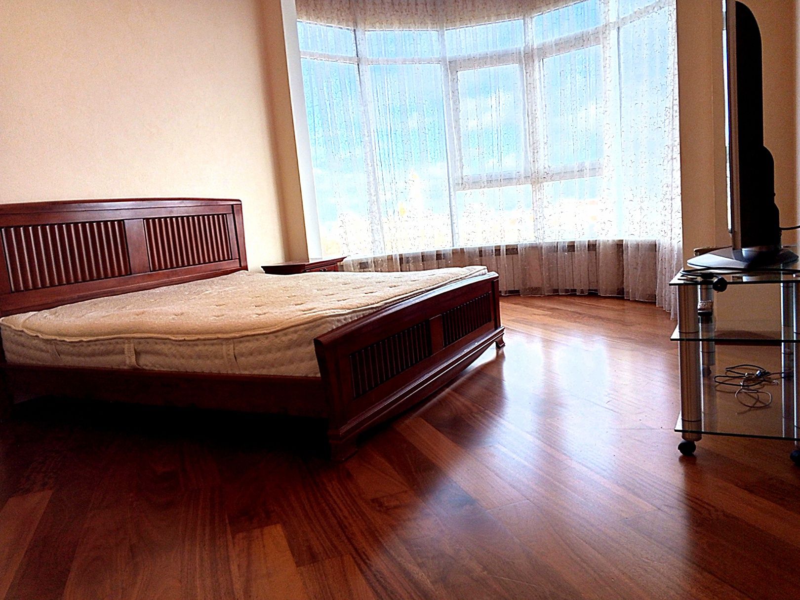 Modern 1-Bedroom Apartment with Panoramic City Views