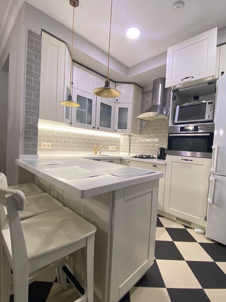 Spacious 4-Bedroom Apartment with Fireplace Near Park