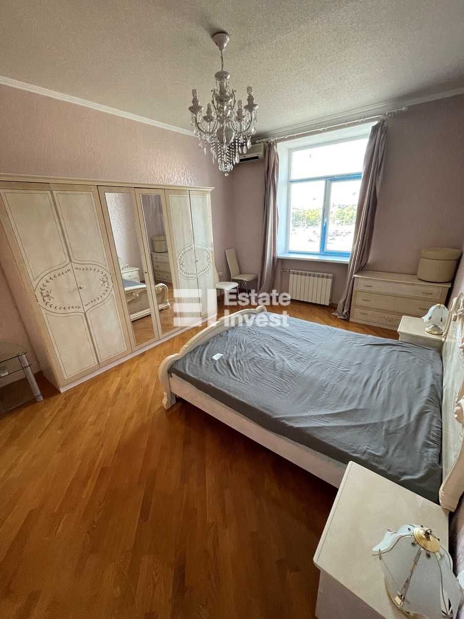 Spacious 3-Bedroom Apartment Near Pavlivska Square