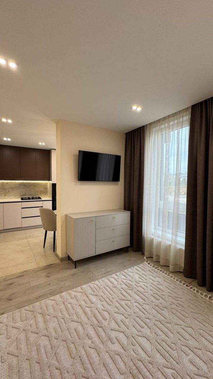 Modern 1-bedroom apartment in Family Plaza with designer renovation