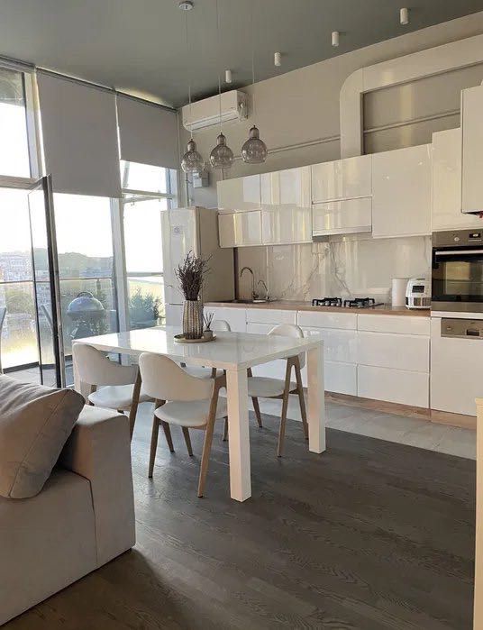 Spacious Two-Level Apartment with Terrace in Avalon
