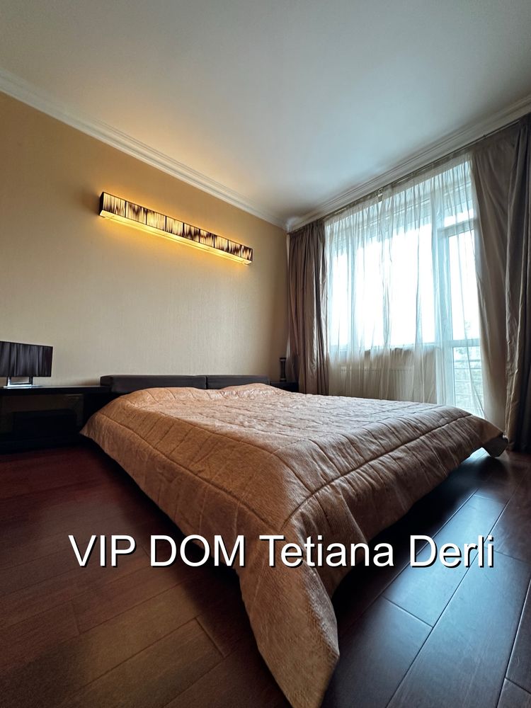 Spacious 2-bedroom apartment on French Boulevard with pool access