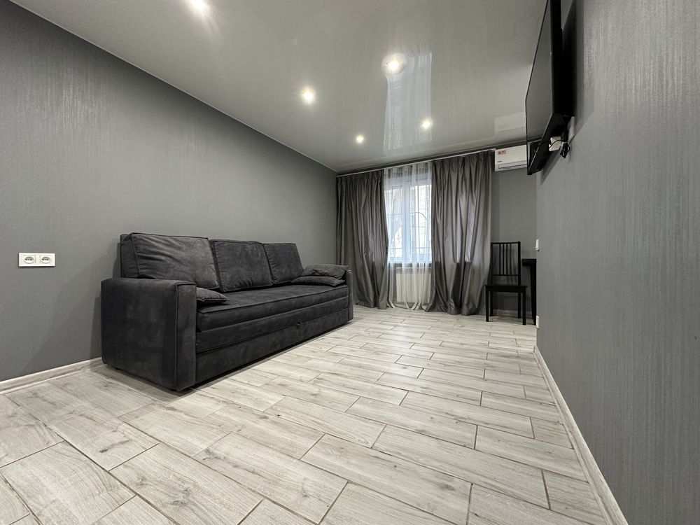 Fully Furnished 1-Bedroom Apartment with Designer Renovation