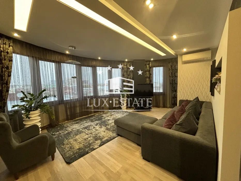 Spacious Premium Apartment in City Center with Designer Renovation