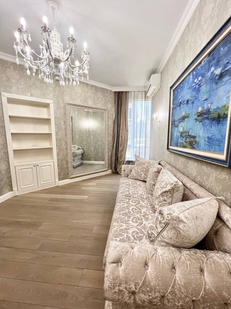 Spacious Classic-Style Apartment with Italian Furniture