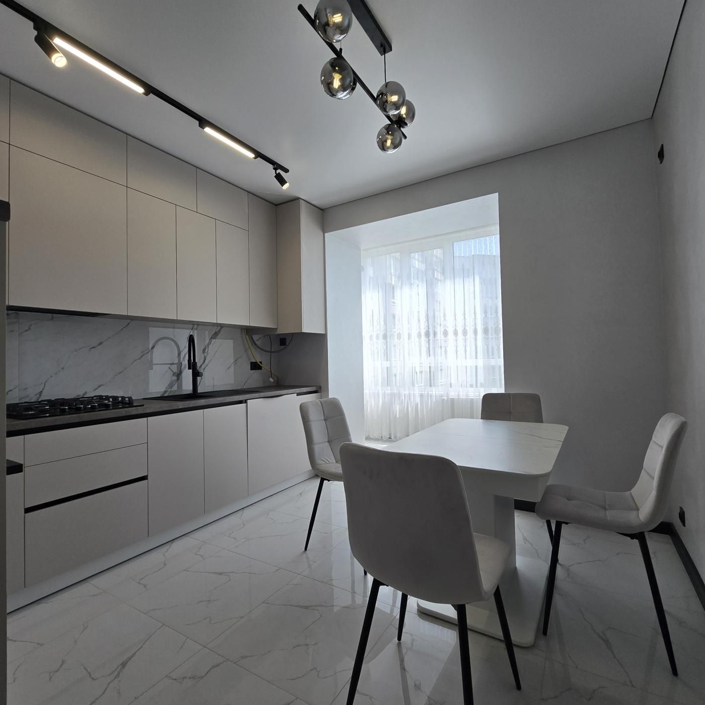 Stylish 2-Room Apartment Near City Lake with Modern Design