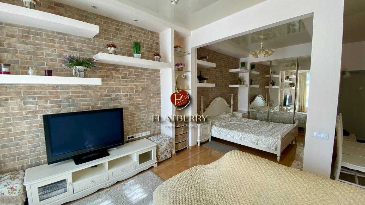 1-Bedroom Studio Apartment in French Quarter Complex, Pechersk District