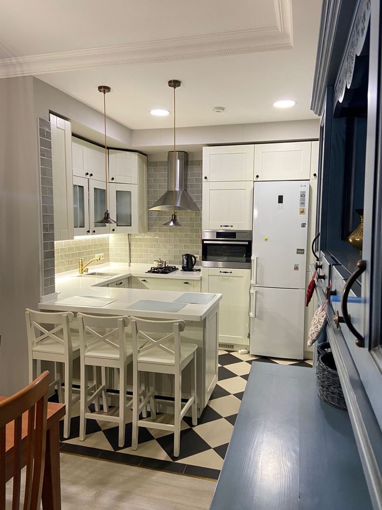 Spacious 4-Bedroom Apartment with Fireplace Near Park